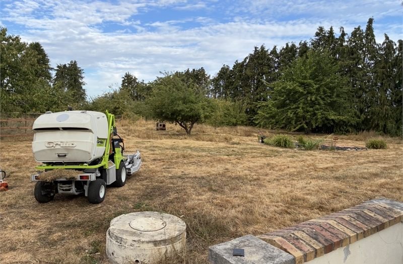 Matériel de tonte sur un grand terrain en cours de fauche