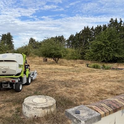 Remorque de chantier sur un terrain à entretenir